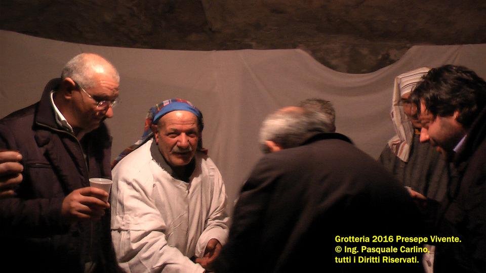 grotteriapresepevivente2016vescovoeccmonsfoliva18.jpg