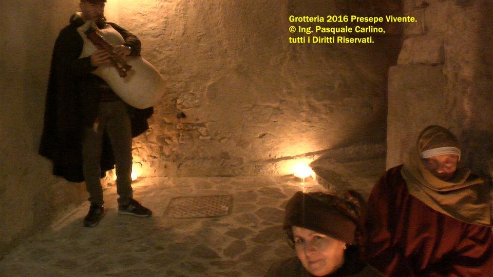 grotteriapresepevivente2016vescovoeccmonsfoliva51.jpg