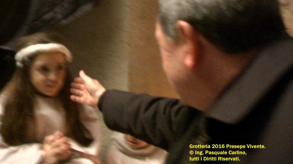 grotteriapresepevivente2016vescovoeccmonsfoliva53.jpg