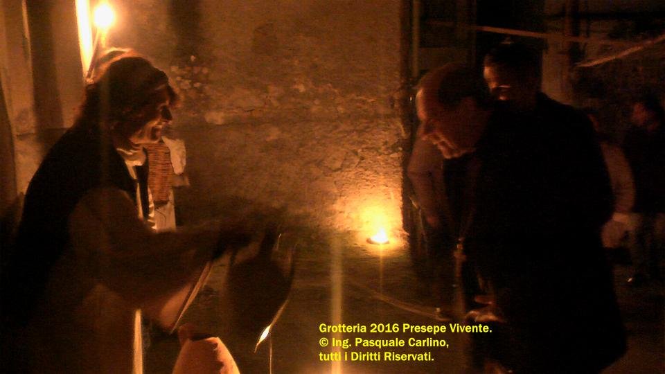 grotteriapresepevivente2016vescovoeccmonsfoliva7.jpg
