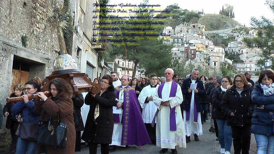 pellegrinaggiogiubiliareconlacrocedipolsi24.jpg