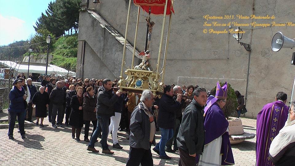 grotteria2013visitapastoralevenerdsatuariosscrocifissobreveprocessione2.jpg