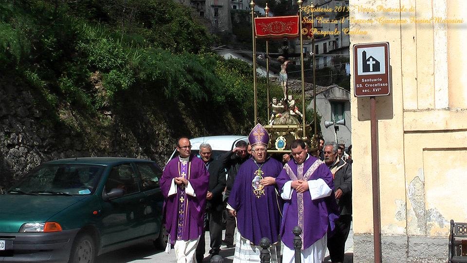 grotteria2013visitapastoralevenerdsatuariosscrocifissobreveprocessione3.jpg